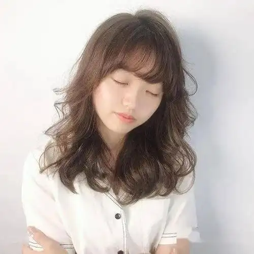 很有女人味的卷发简单又大气