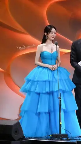 赵丽颖出席金鹰节颁奖典礼,一袭蓝色公主裙,清新可人,优雅灵动
