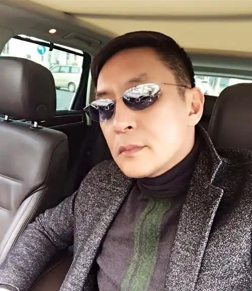 现在的他已经四十九岁了,一个将近五十岁的成熟男人不光是家庭温馨