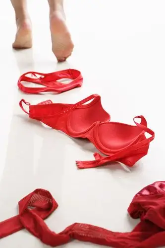 地上脱掉的红色内衣高清图片图片