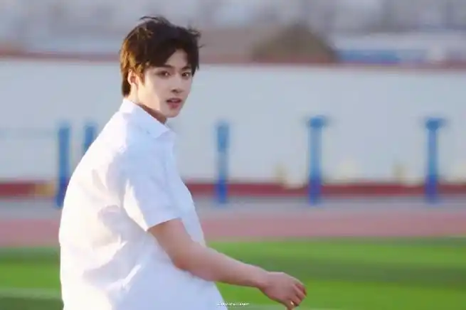 刘耀文白衬衫少年感##时代少年团mv有女主