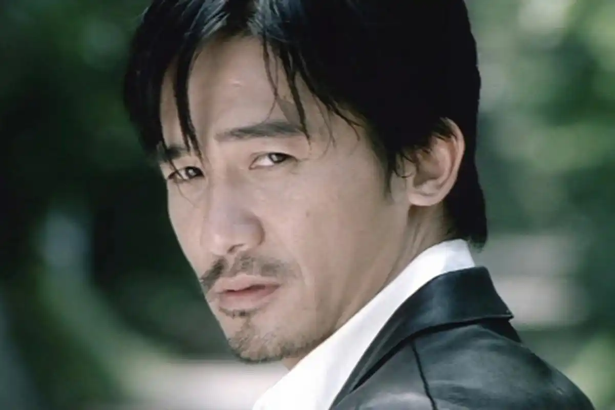 《无间道》是由刘伟强,麦兆辉执导,刘德华,梁朝伟,黄秋生,曾志伟等