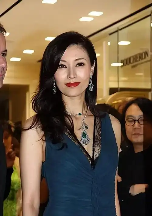 李嘉欣是香港的知名演员,因为外形出众而在娱乐圈一炮而红.