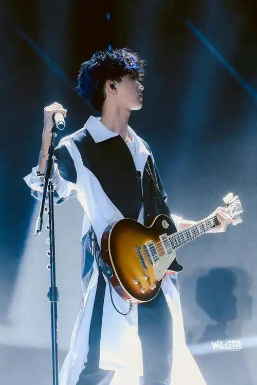 王俊凯立麦杀舞台合集:全开麦live现场往舞台上一站就撩人于无形