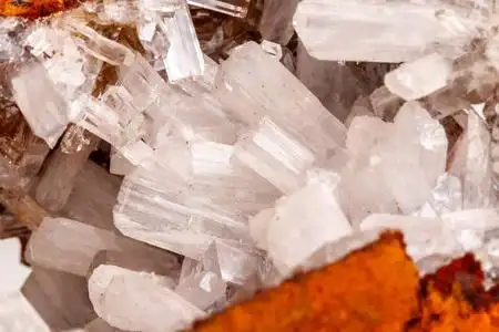 宏观矿物石材晶体异极矿岩石在白色背景特写照片