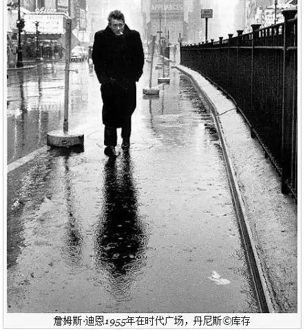 他走在雨中,叼着香烟从他的嘴唇,在深浅不一的黑色和灰色 - 雾
