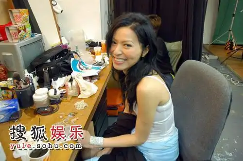 滕丽名失恋寄情工作变33c美胸展完美曲线图