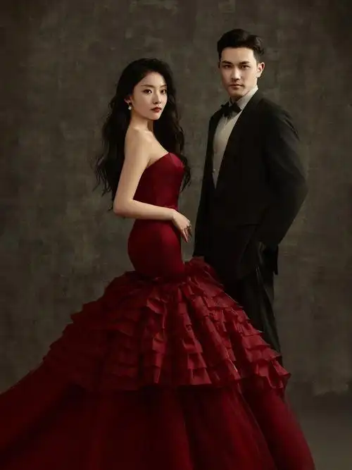 优雅高级的红色鱼尾裙婚纱照🥰又美又飒[得意]