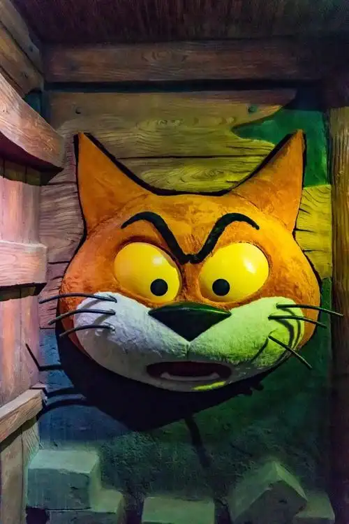 进入黑漆漆的小屋看看格格巫的秘密,记得躲避伸缩触手,阿兹猫等怪物