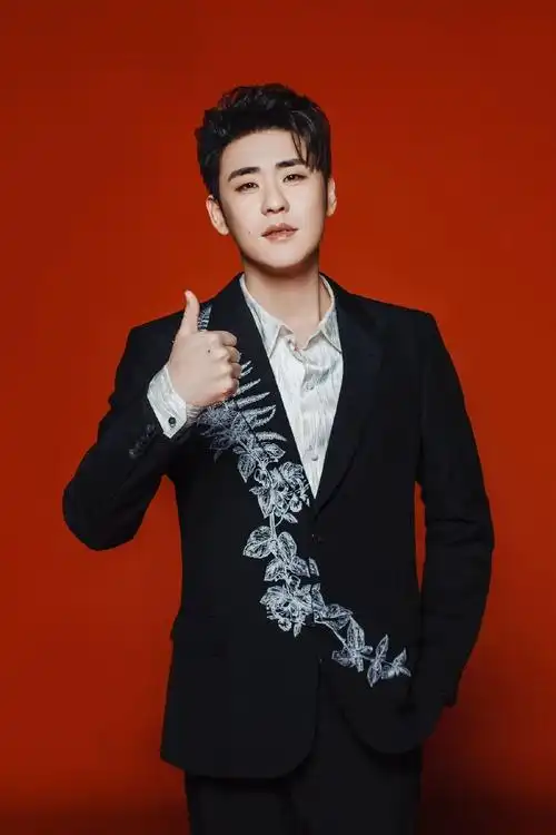 今天是相声演员,歌手@小辫儿张云雷 的30岁生日