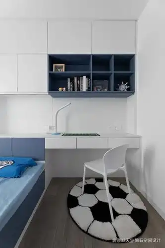 定制榻榻米集书桌于一体,吊柜局部设计开放格,充当书柜功能