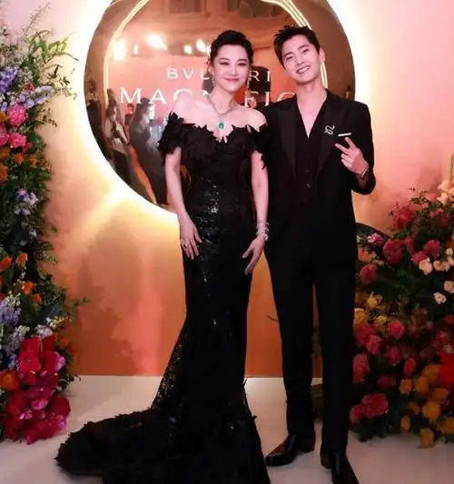 在电影中,许晴和彭于晏的对手戏当真是勾人心魄,一条蕾丝旗袍勾勒出