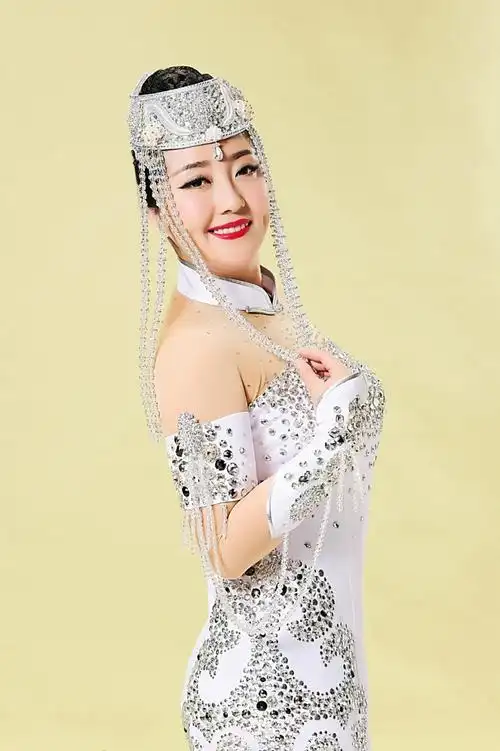 组图:歌手格格新写真曝光 展浓浓蒙古风情_高清图集_新浪网