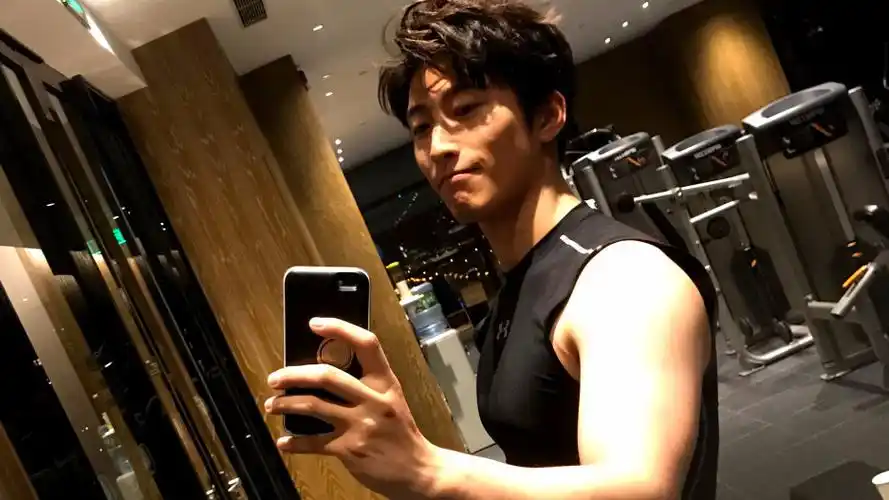 烧烤男神窦骁晒照,黑t恤大背头超显身材,网友:简直是逆袭!