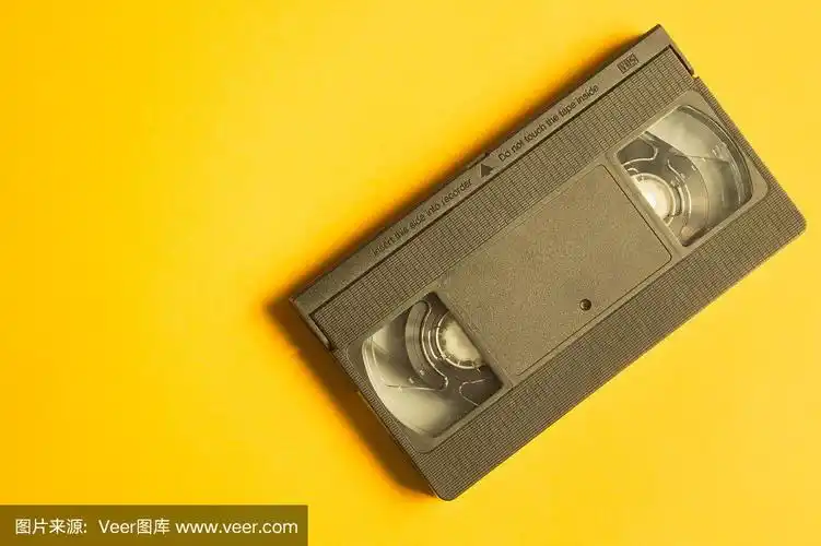 录像带隔离在黄色背景上.带拷贝空间的磁带
