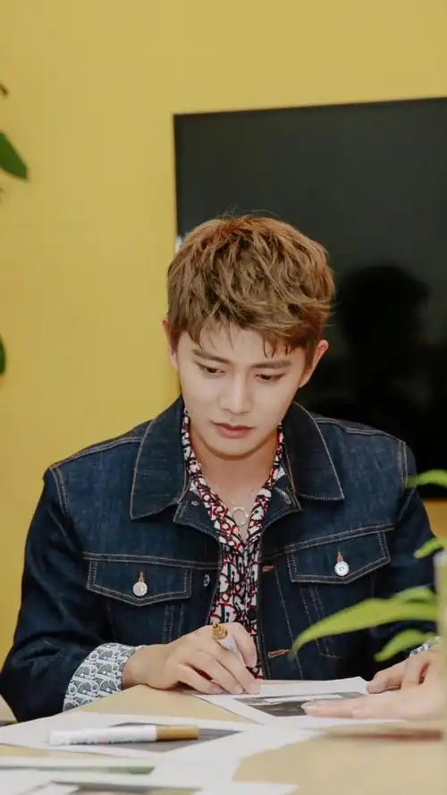 大笑90期待今晚也能看到超咪大笑90@任嘉伦allen一声嘉伦一世嘉人