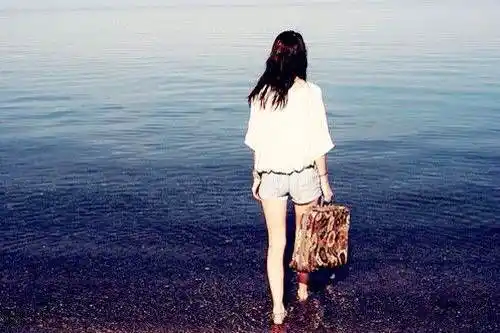 女生意境的面对大海背影图片_伤感图片_窝窝qq网