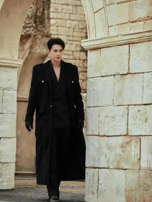 而且身高达到184厘米,却有着一个超小的头部.