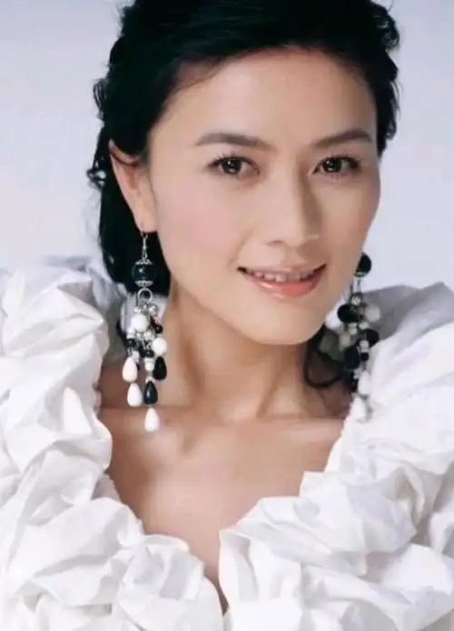 1996年21岁的田海蓉考上了上海戏剧学院正式学习表演,和陆毅,鲍蕾,懂