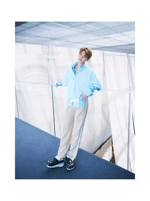 黄明昊justin上身rabbitholelondon服饰