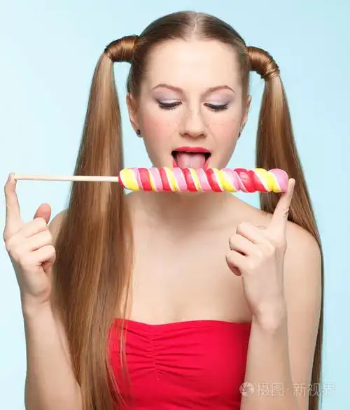 年轻女子舔棒棒糖