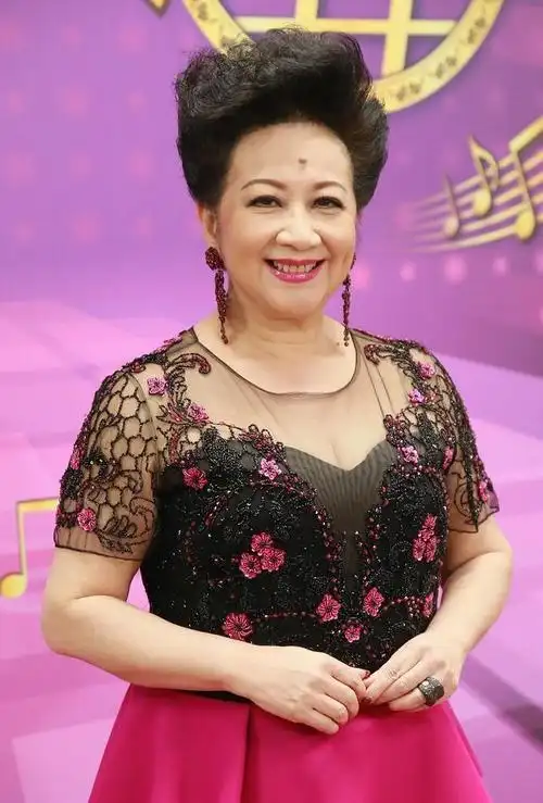 香港演员薛家燕在家过70大寿子女陪伴状态满满