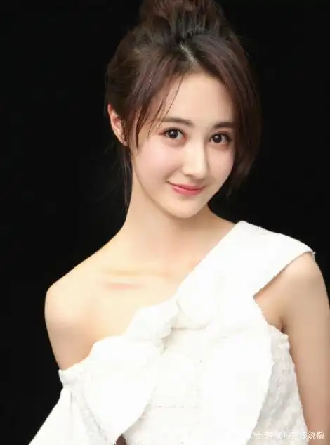 气质美女马泽涵美照,长相甜美,优雅迷人,少女感十足!