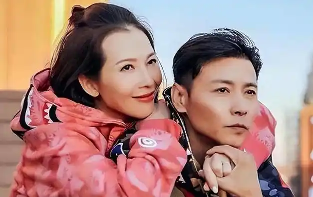 蔡少芬一家被偶遇49岁张晋显沧桑和妻子身材容貌差距大