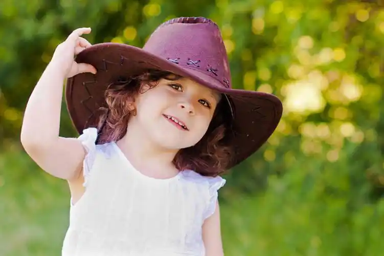 女性,仅一个人,首都,拿着,休闲装,肩膀,小孩,仅一个小孩,牛仔帽,可爱