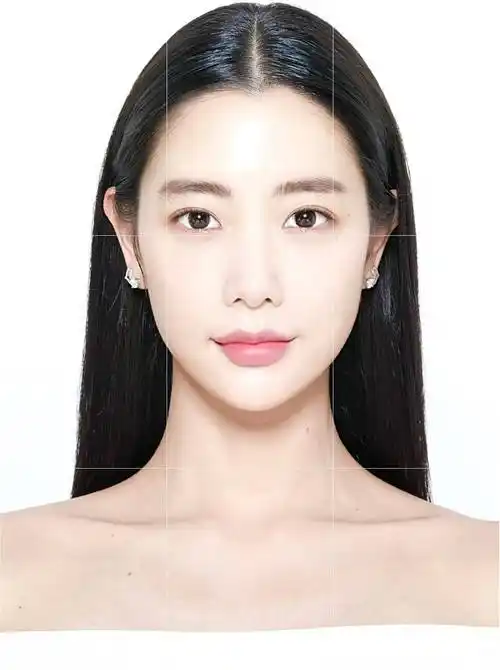 国外第一美女克拉拉晒搞怪自拍,挑战鸡蛋脸型,简直不要太完美