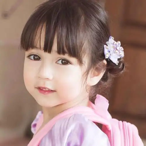 可爱小女孩大眼睛