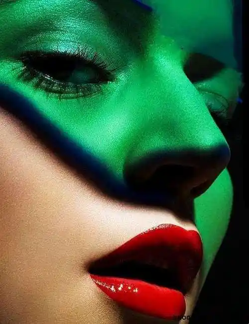 红色与绿色的比例不同,所产生的颜色也会有所不同.