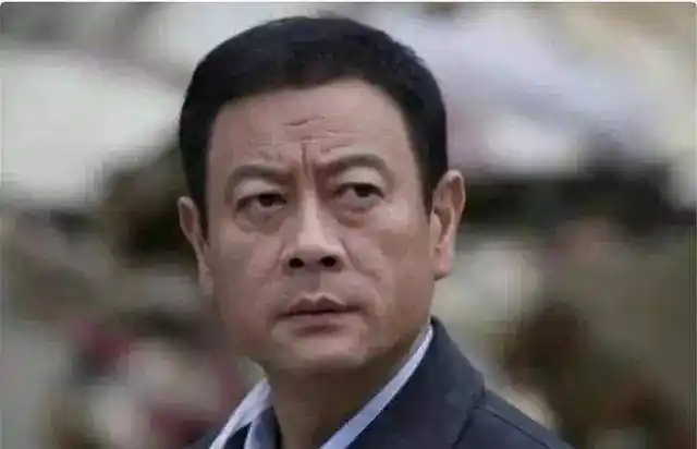 他是实力派男演员,出道35年出演百余部戏,今59岁却依旧单身!