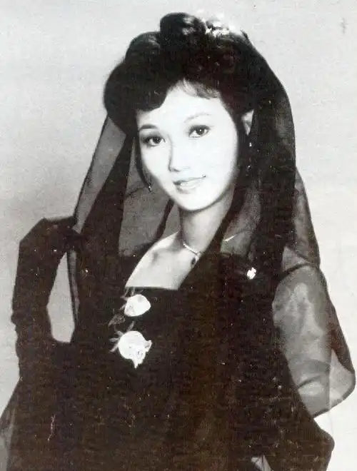 黄元申在tvb工作时认识了自己的初恋史倩予,两人一见钟情.