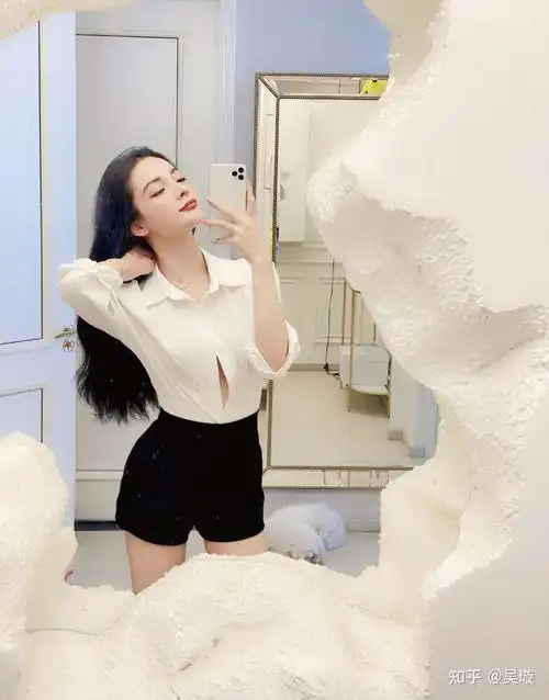 生活中你见过又苗条又性感的女生是什么样子的?