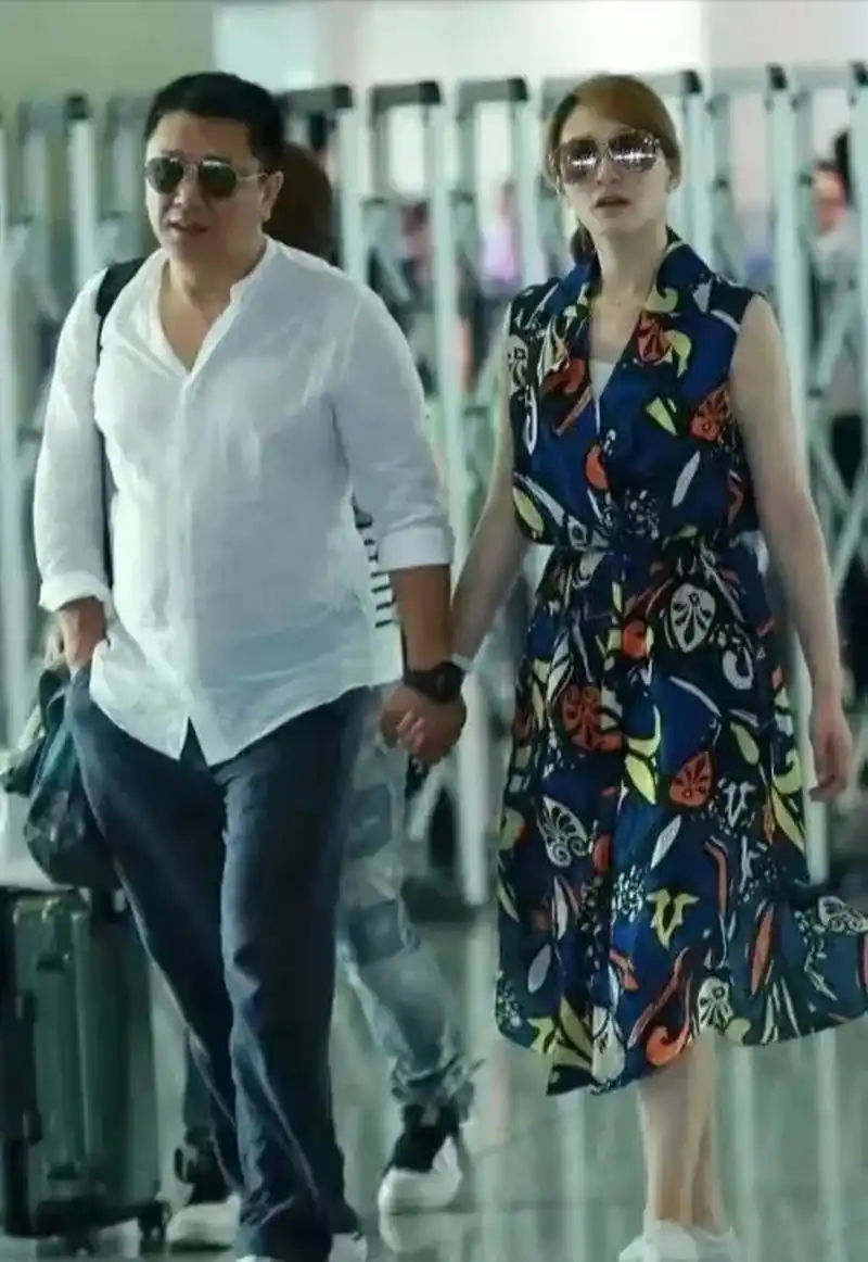 李小冉和老公手牵手现身机场.  这么漂亮没想过找个帅点的老公吗?