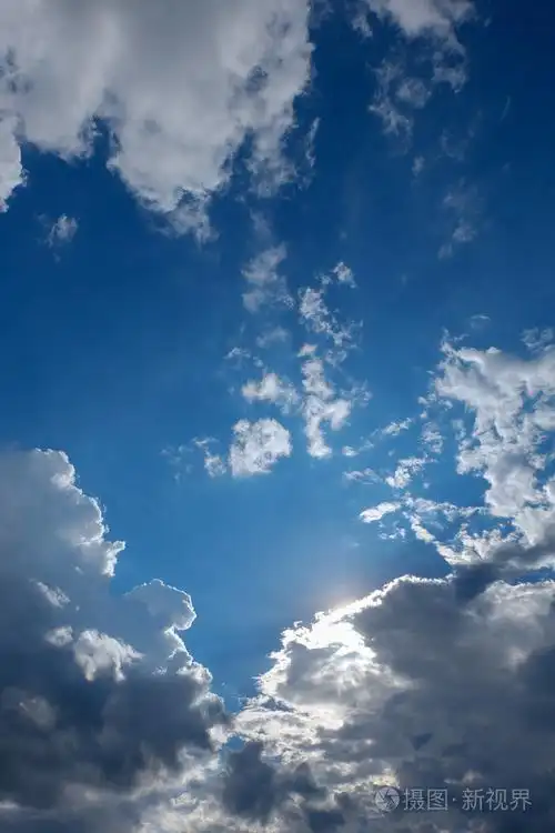 晴朗天气天空太阳在蔚蓝的天空云层密布阳光
