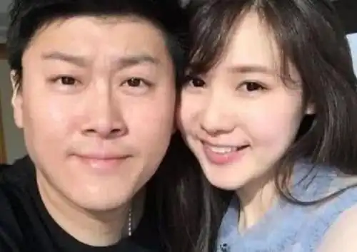 而这两个人之间的男人就是霍思燕的前男友杨溢,相信大家应该也都知道