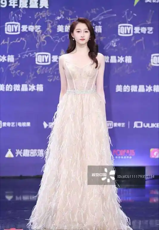 关晓彤现在太放得开了,上半身透视装走红毯,不过气质真的好!