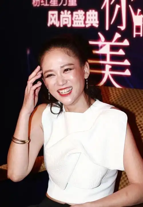 陈乔恩笑起来得时候真挺富态的,虽然脸上泛油光,但穿的有特点|不对称