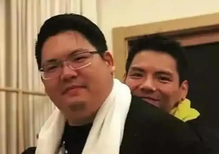 原创向佑曾大闹太子酒店,差点失去两条腿,亲生兄弟为何性格迥异?