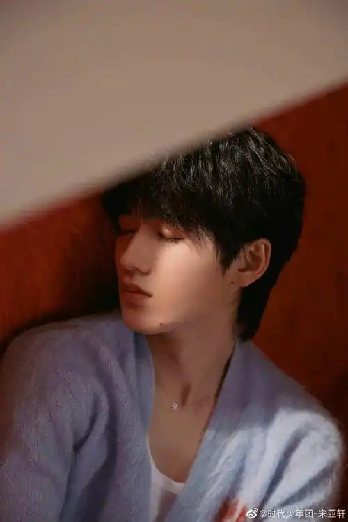 宋亚轩蓝色毛衣开衫九宫格