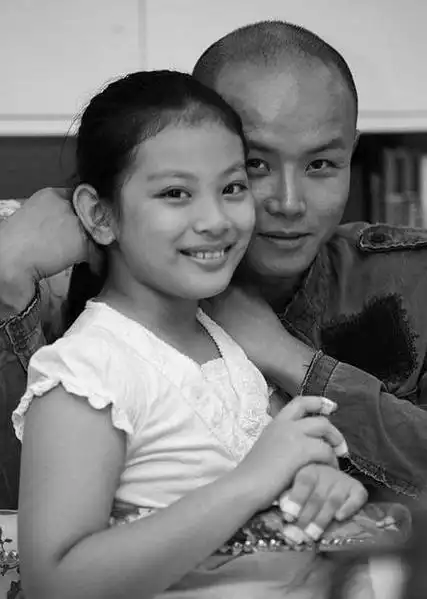 这是乐嘉现任老婆和现在和他一同日子的小女儿.