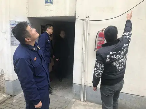 闻波社区:开展老旧小区安全隐患排查