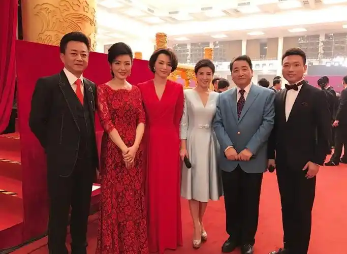 原创董卿跟最佳搭档朱军同框一个老气横秋一个穿红裙貌美年轻但都是有