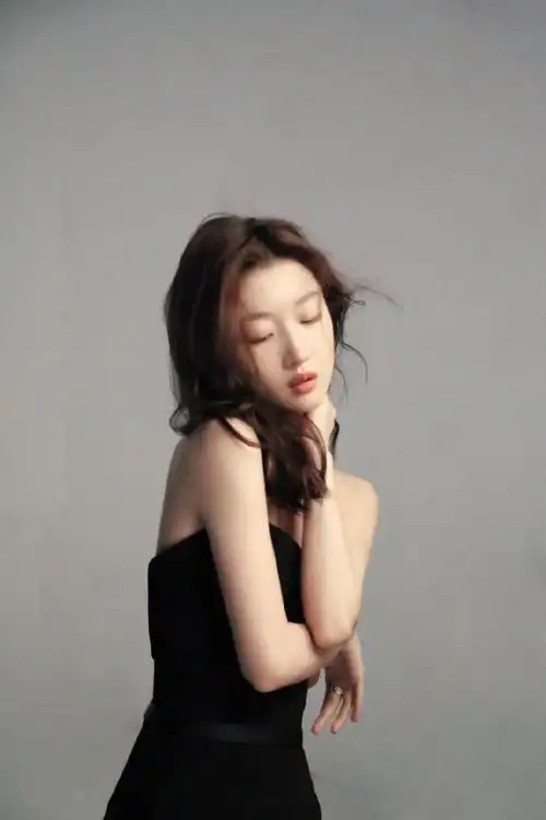 近日,周冬雨工作室分享写真,照片中周冬雨身穿黑色抹胸裙小露香肩