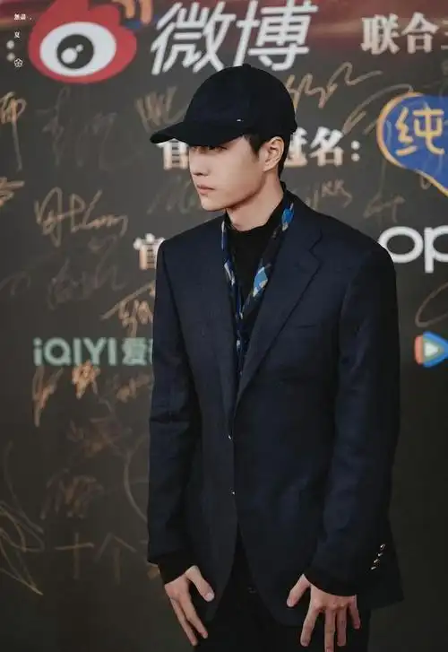 240114王一博微博之夜红毯造型亮相酷帅风格引风潮