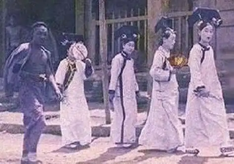 92年故宫墙上神秘的宫女仅出现了5秒留下一张照片后便消失