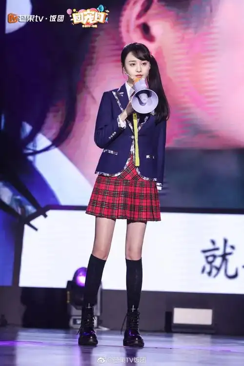 郑爽身穿校服再现楚雨荨,激起一波校服回忆杀!-爱妻自媒体