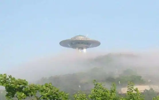 波兰上空出现巨型ufo在60米高空处盘旋此景恰被目击者拍到